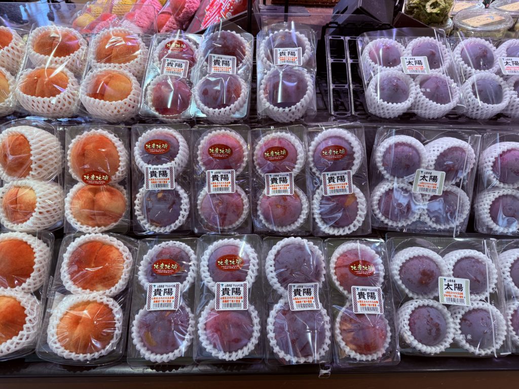 いちやまマートの店頭に並べられた、幻のスモモ品種「貴陽」