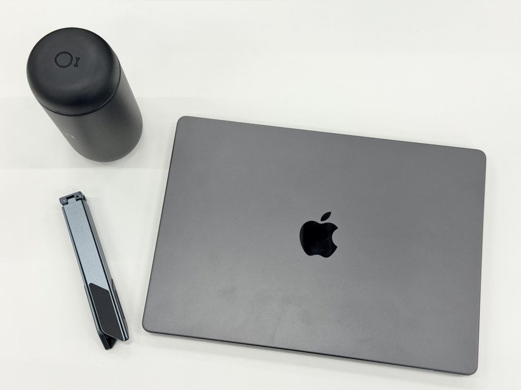 Zenflux PCスタンドは、15cmの長さに折りたためるコンパクトさと、高いメタルの質感が特徴。