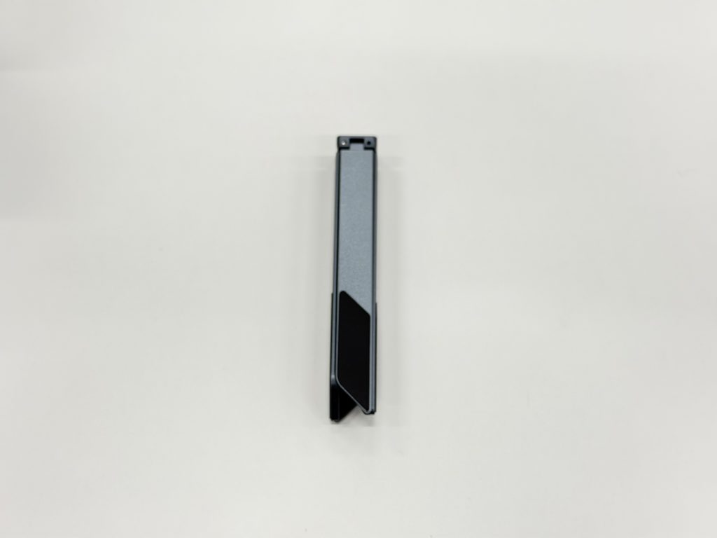 Zenflux PCスタンド。15cmの長さと、2.2cmの正方形の断面に折りたためる150gの製品。