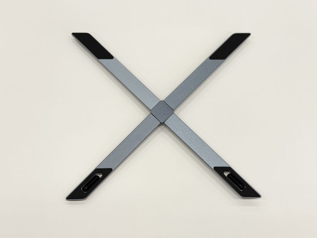 Zenflux PCスタンドを展開すると「X」の状態に。この部分にPCを設置する。