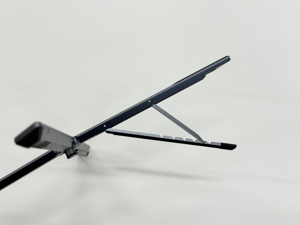 Zenflux PCスタンドの6段階の角度調節。15度と20度の間に17度を用意し、最適な角度が見つけられるようにしている。