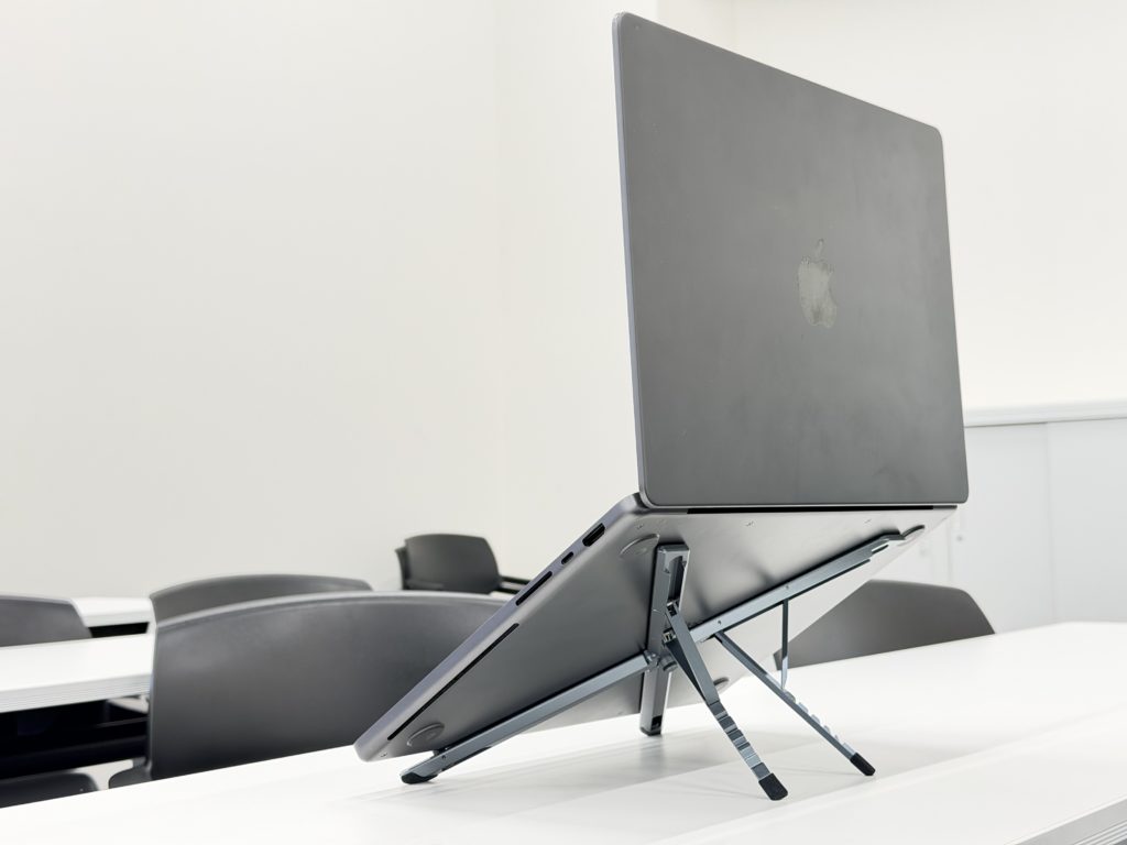 Zenflux PCスタンドに、14インチMacBook Proを設置したところ。ディスプレイのヒンジは、テーブル面から15cm持ち上がる。