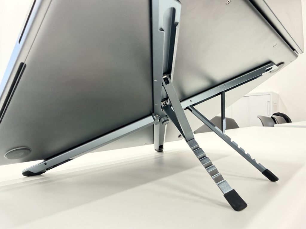 Zenflux PCスタンドを最大35度に立てている状態。ディスプレイの高さも15cm持ち上げることができる。