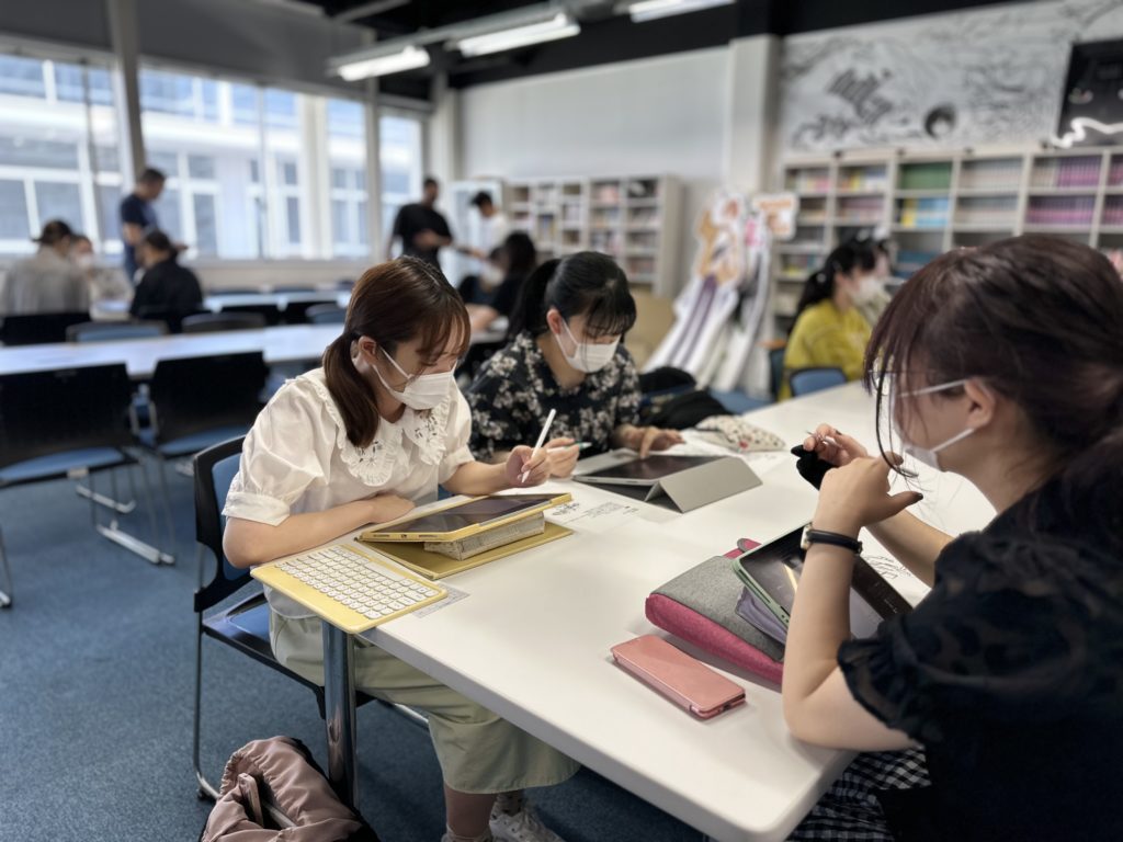 兵庫県立大学でiPadを用いてマンガを描く授業の風景。